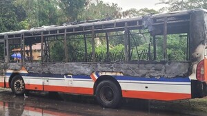 Colectivo se incendió y en las redes hablan de "karma"