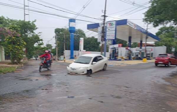 Internauta muestra vehículo en bache y agradece irónicamente a Nenecho - Nacionales - ABC Color