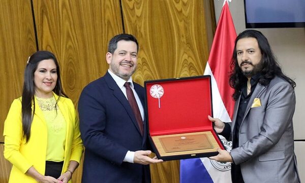 [VIDEO] “Llega Navidad…”: Marco Antonio Solís paraguayo ligó premio en la Cámara de Diputados!