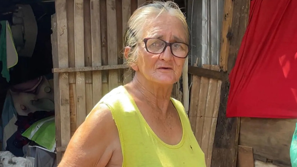 Mujer de 75 años pide ayuda para motocarro