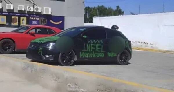 Otro “infiel” más al que le pintarrajearon todo el auto: las fotos se hicieron virales