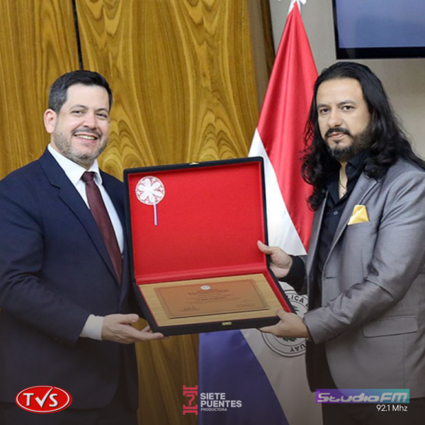 Cámara de Diputados distingue al artista César Galeano por su éxito internacionalEl Premio "Emiliano R. Fernández" reconoce su destacada trayectoria artística y logros fuera del país. - TVS
