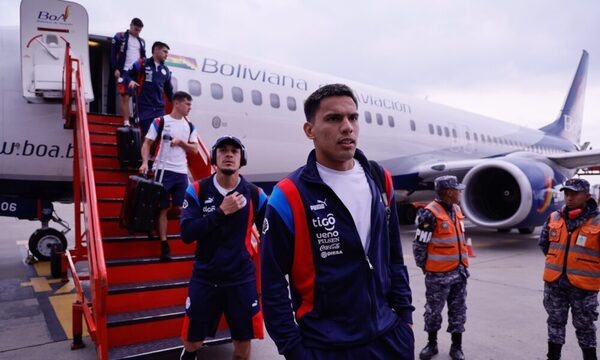 Sobre la hora aterrizó en El Alto el avión con los jugadores de la Albirró