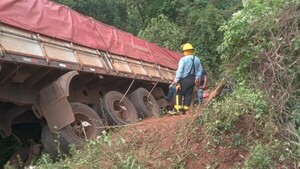 Susto en Bella Vista: Camión sin frenos y sin chofer recorre varios metros y cae a una zanja