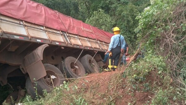 Susto en Bella Vista: Camión sin frenos y sin chofer recorre varios metros y cae a una zanja