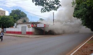Incendio consume local comercial y hamburguesería en las narices de bomberos