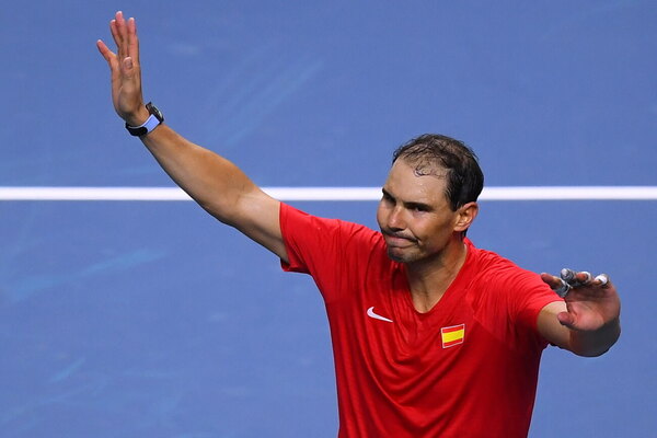 Versus / Entre lágrimas de emoción, Nadal abre la Davis de su despedida con derrota