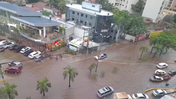 Lluvia deja varias calles inundadas en Asunción y Central