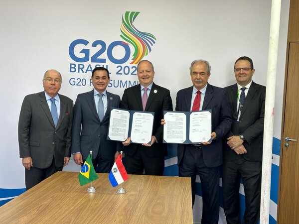 Gobierno firma acuerdo de préstamo para compra de seis aviones de combate - .::Agencia IP::.