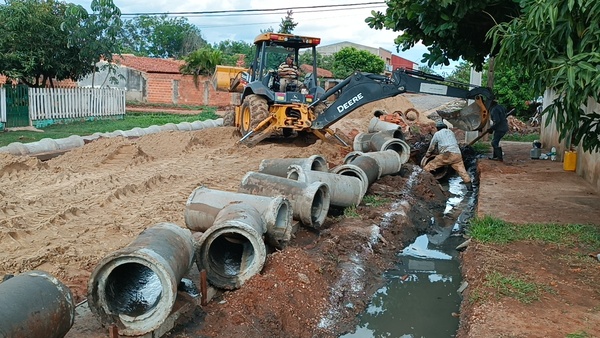 Empresa privada corrige desniveles de tubos en obra de San Antonio