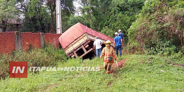 CAMIÓN SIN CONDUCTOR CAYÓ A UNA CUNETA EN BELLA VISTA - Itapúa Noticias