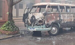 Incendio consumió vehículo en pleno centro de Ciudad del Este