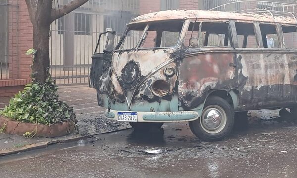 Incendio consumió vehículo en pleno centro de Ciudad del Este