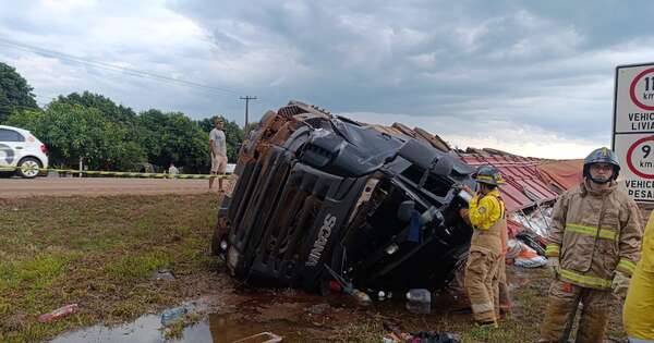 La Nación / Accidente fatal en Yguazú: tractocamión volcó tras colisionar contra un automóvil