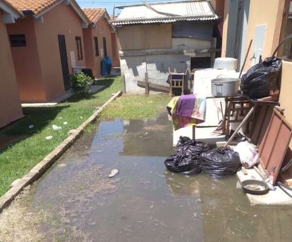 Vecinos de Mariano Roque Alonso denuncian inundaciones y cloacas colapsadas tras construcción de viviendas estatales - Nacionales - ABC Color