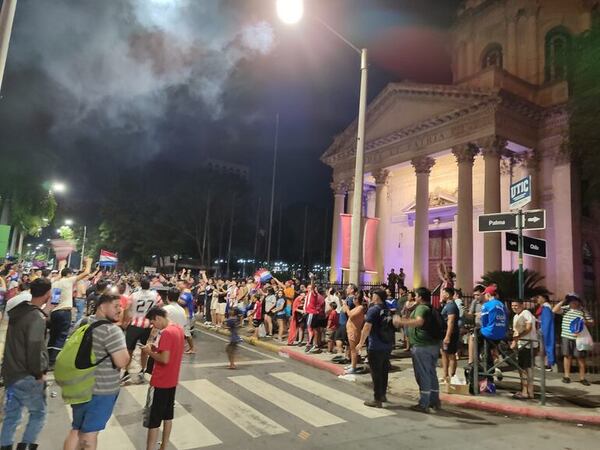 Así calle Palma se llena de júbilo tras el empate histórico ante Bolivia en El Alto - Nacionales - ABC Color
