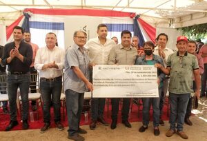 Millonario aporte de la EBY para pescadores de Ñeembucú, Itapuá y Misiones en concepto de bono y kits de víveres • RADIO NACIONAL