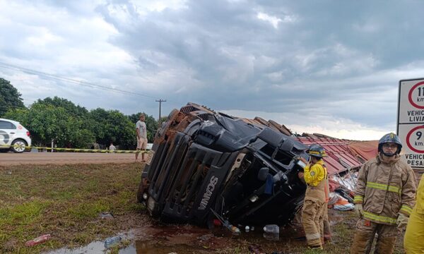 Chofer de un feroz camión murió tras volcar su vehículo que chocó contra un auto