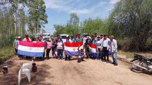Obreros municipales cerraron el acceso al puerto de Casado en reclamo del pago de salarios
