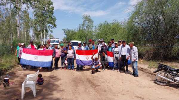 Obreros municipales cerraron el acceso al puerto de Casado en reclamo del pago de salarios