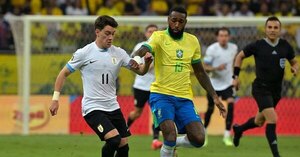 Versus / Uruguay saca un gran empate en Brasil