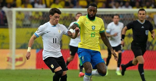 Versus / Uruguay saca un gran empate en Brasil