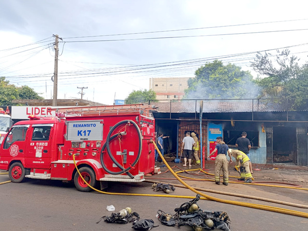Incendio arrasa con dos locales comerciales en las narices de los bomberos del Área 4 - La Clave