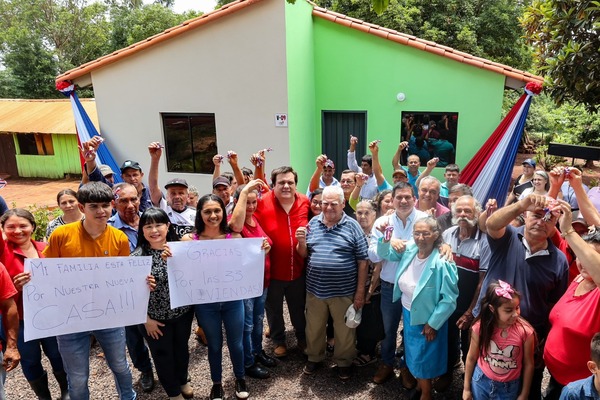 Unas 210 familias de Guairá reciben nuevas viviendas del Gobierno - ADN Digital