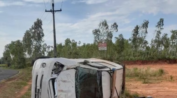 Maniobra fallida del chofer provoca el vuelco de una ambulancia