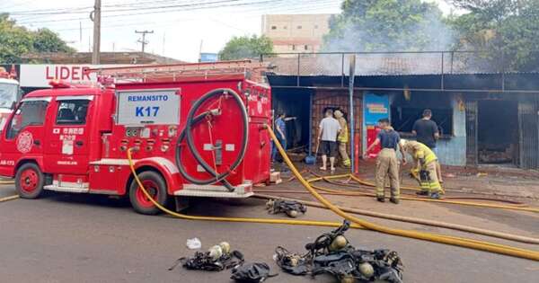 Diario HOY | CDE: incendio arrasó locales comerciales, frente mismo al cuartel de bomberos