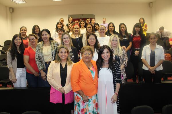 Conversatorio "Mujeres, liderazgo y comunicación política" en la Universidad Autónoma de Encarnación