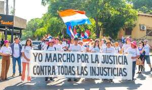 Calor, lluvia y humedad no amilanan a manifestantes contra las injusticias  - Política - ABC Color