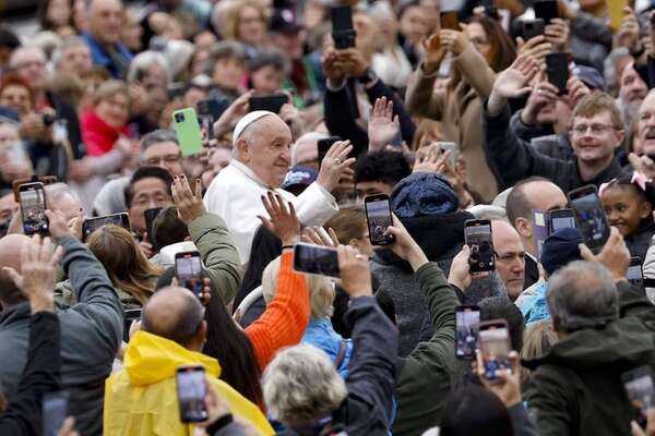 Rito funerario papal: práctico y menos pompa, cómo sería la última despedida a Francisco - Mundo - ABC Color
