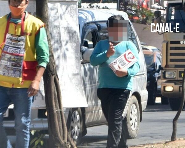 SEÑOR ABUSABA DEL MENOR EN LA PLAZA URUGUAYA MIENTRAS QUE LA SEÑORA LE OFRECÍA A LOS CHOFERES DE COLECTIVOS