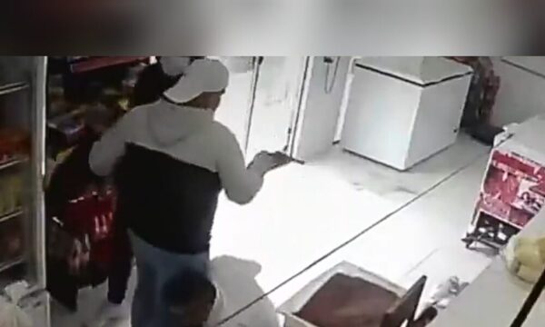 (VIDEO) Delincuentes pelaron una carnicería a punta de pistola