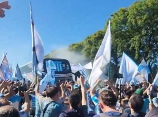 Vídeo: El banderazo de los hinchas para despedir a Racing - Fútbol Internacional - ABC Color