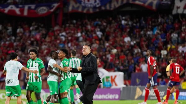 Versus / Prohíben a DT de Atlético Nacional entrar a estadios de Colombia por "provocar" a hinchas rivales