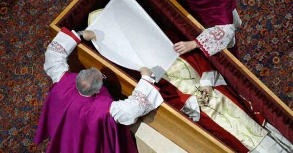 Diario HOY | Un simple ataúd de madera, nuevo ritual de exequias papales