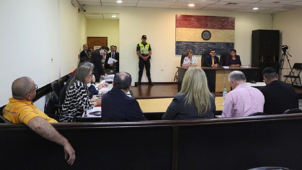 Ex ministro Bower y policía piden declarar interrumpido el juicio