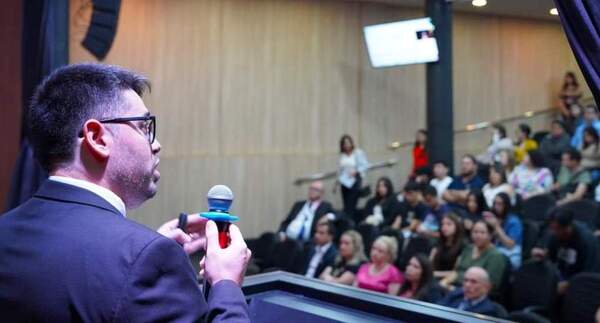Exponen sobre situación de la deuda pública en congreso internacional en Encarnación