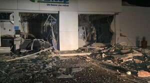 Asaltaron y detonaron bóveda de un banco en Naranjal - Noticiero Paraguay