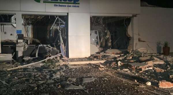 Asaltaron y detonaron bóveda de un banco en Naranjal - Noticiero Paraguay