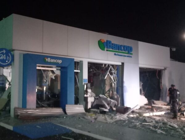 Atacan y destruyen sucursal bancaria en Alto Paraná · Radio Monumental 1080 AM