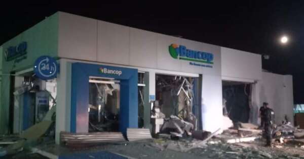 La Nación / Atacaron con explosivos un banco en Naranjal