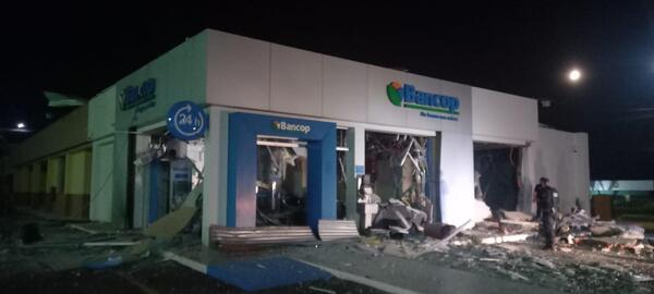 Asaltantes hacen “volar” una sede bancaria en Naranjal - trece