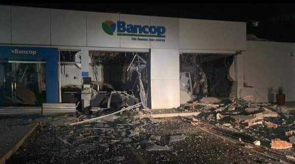 Grupo tipo comando asalta con explosivos sede de un banco en Naranjal