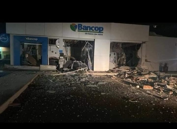 Comando armado asalta banco en Naranjal utilizando explosivos para destruir cajero