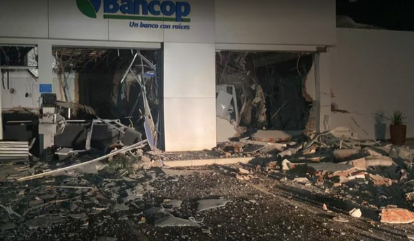 Asaltaron y detonaron bóveda de un banco en Naranjal