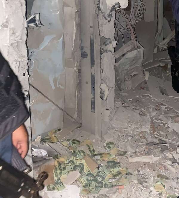 Asalto tipo comando en Naranjal: hallaron muchos billetes esparcidos y analizan monto del botín - Policiales - ABC Color