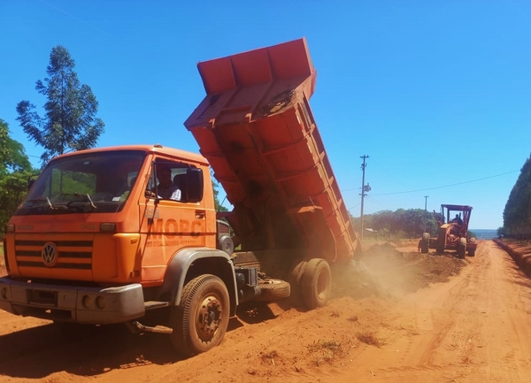 MOPC ejecuta obras viales con trabajos de mejoras para la transitabilidad de los caminos vecinales en San Pedro • RADIO NACIONAL